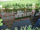 Schloss das sich im Wasser spiegelt