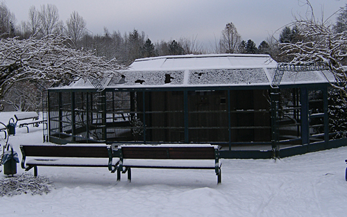 Vogelvoliere im Winter Vogelvoliere im Winter